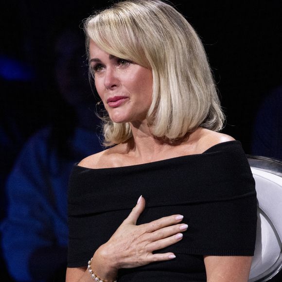 Laeticia, très émue, a assisté à cette séance de tatouage et n’a pas caché son émotion en voyant ses filles perpétuer ce souvenir.

Exclusif - Laeticia Hallyday - Enregistrement de l'émission "La chanson secrète", présentée par N.Aliagas et diffusée le 1er décembre sur TF1
© Guillaume Gaffiot-Cyril Moreau / Bestimage