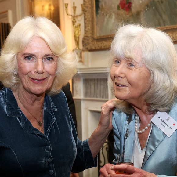 Camilla Parker Bowles et Jilly Cooper étaient deux amies proches.

La reine Camilla et Dame Jilly Cooper lors d'une réception à Clarence House, Londres, pour des auteurs, des membres de la communauté littéraire et des représentants de la Queen's Reading Room, pour célébrer le lancement de la Queen's Reading Room Medal, une nouvelle médaille conçue pour reconnaître les personnes qui défendent les livres et la narration dans leurs communautés locales. Mardi 25 mars 2025. Photo by Chris Jackson/PA Wire/ABACAPRESS.COM