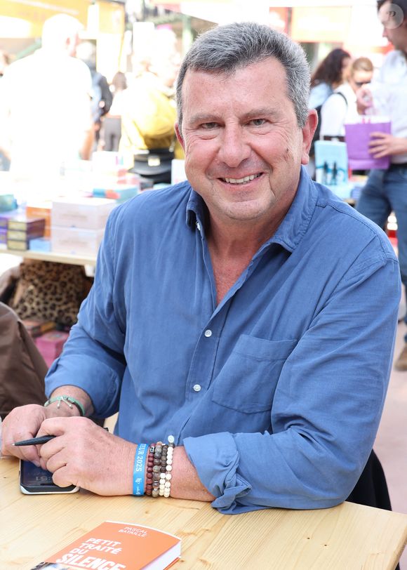 Et Pascal Bataille se réjouit même d'avoir bien tenu le coup du rythme imposé qui lui demandait de gros efforts, d'autant plus avec "un bout de poumon en moins", comme il le rappelle, suite à son opération.

Pascal Bataille  - Festival du Livre de Paris 2025 au Grand Palais à Paris le 11 avril 2025.
© Denis Guignebourg / Bestimage
