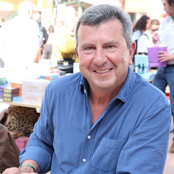 Et Pascal Bataille se réjouit même d'avoir bien tenu le coup du rythme imposé qui lui demandait de gros efforts, d'autant plus avec "un bout de poumon en moins", comme il le rappelle, suite à son opération.

Pascal Bataille  - Festival du Livre de Paris 2025 au Grand Palais à Paris le 11 avril 2025.
© Denis Guignebourg / Bestimage