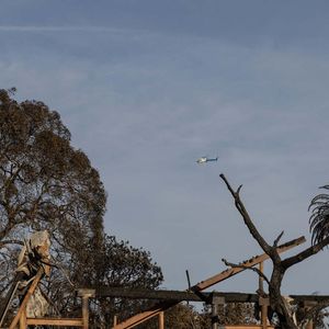 Donald Trump survole le quartier ravagé par les incendies de Pacific Palisades à bord de l'hélicoptère présidentiel Marine One à Los Angeles.