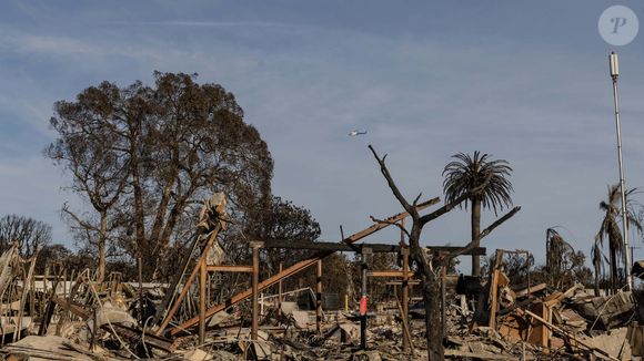 Donald Trump survole le quartier ravagé par les incendies de Pacific Palisades à bord de l'hélicoptère présidentiel Marine One à Los Angeles.