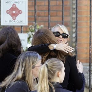 Elle s'en est allée  à l'hôpital après avoir été victime d'un malaise cardiaque dans une piscine, à l'âge de 57 ans.

Laeticia Hallyday - Arrivées aux obsèques de N.Farès en l'église Saint-Jean-de-Montmartre à Paris, le 24 avril 2026. N.Farès est décédée le 17 avril 2026 à l'âge de 57 ans, quelques jours après un "incident cardiaque" survenu le 12 avril 2026 dans la piscine du complexe sportif, Blanche (9ème).
© Jacovides / Borde / Bestimage