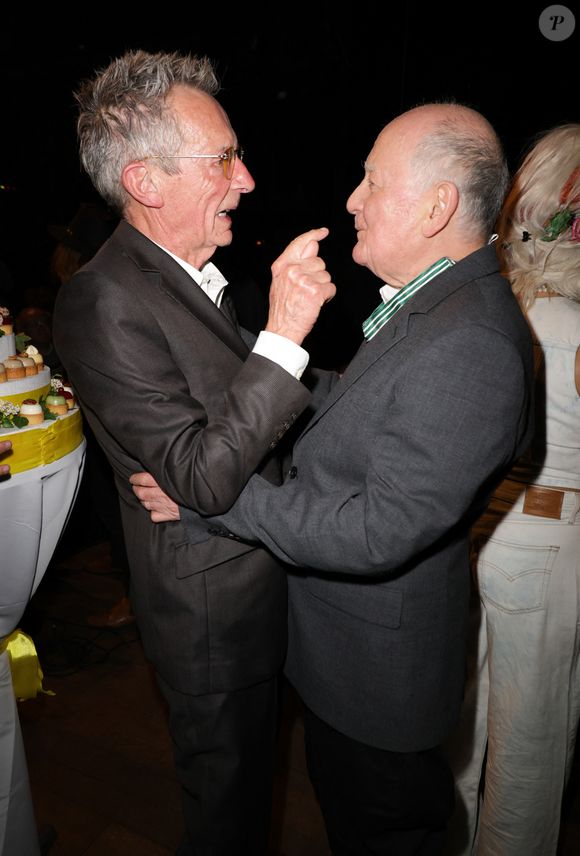 Exclusif - Patrice Leconte et Claude Lemesle - Claude Lemesle reçoit la cravate des arts et des lettres des mains de G. Davoust lors de son concert au Café de la Gare à l'occasion de son 80ème anniversaire à Paris le 12 octobre 2025. Claude Lemesle est l'un des plus grands auteurs de chansons françaises de tous les temps. Pas moins d'une centaine des innombrables chansons qu'il a écrites sont devenues des classiques.
© Coadic Guirec/Bestimage