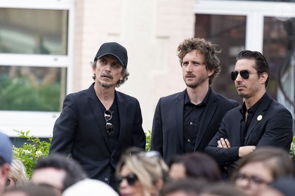 Exclusif - Arnaud Tsamere, Jérémy Ferrari et Baptiste Lecaplain lors de l’hommage à l'humoriste Guillaume Bats, mort à 36 ans, à Montmirail, Marne, France, le 17 juin 2023. © Pierre Perusseau/Bestimage