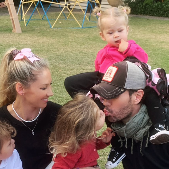 Il s'agit du quatrième enfant du couple après les jumeaux Nicholas et Lucy, 7 ans, et Mary, 5 ans. 

Anna Kournikova, Enrique Iglesias et leurs enfants sur Instagram.

Photo : Instagram