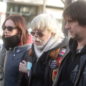 Lolita Séchan et son père le chanteur Renaud - Obsèques de Thierry Séchan frère du chanteur Renaud) au cimetière du Montparnasse à Paris le 16 janvier 2019. Après une cérémonie au temple protestant Port Royal, la famille de T. Séchan s’est retrouvée dans un immeuble avant de se rendre au cimetière du Montparnasse. Agence /Bestimage