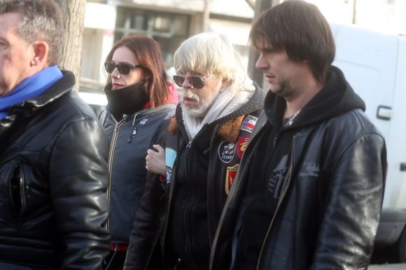Lolita Séchan et son père le chanteur Renaud - Obsèques de Thierry Séchan frère du chanteur Renaud) au cimetière du Montparnasse à Paris le 16 janvier 2019. Après une cérémonie au temple protestant Port Royal, la famille de T. Séchan s’est retrouvée dans un immeuble avant de se rendre au cimetière du Montparnasse. Agence /Bestimage