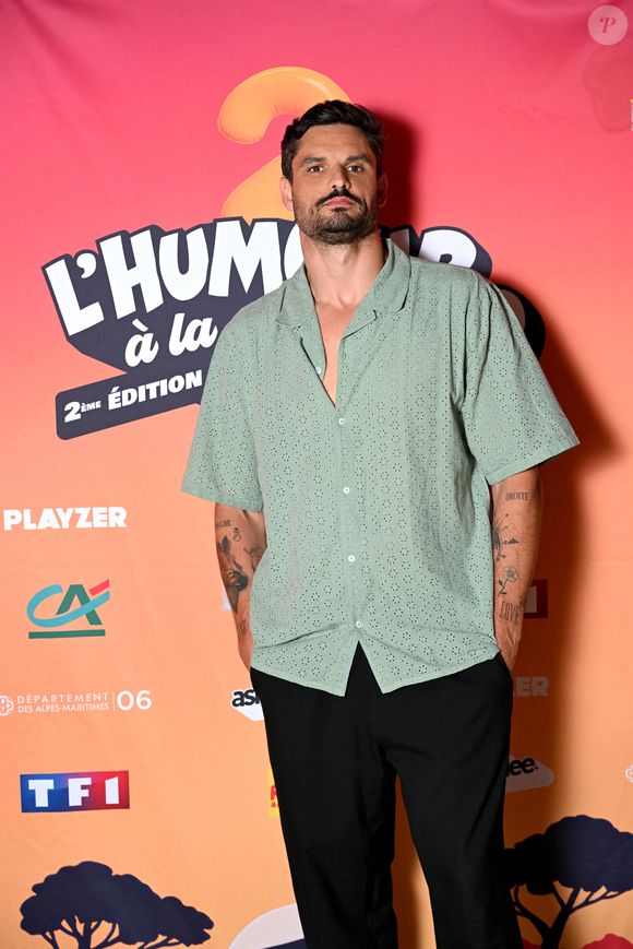 Dans le même temps, pour la saison 2, Florent Manaudou a été recruté. Le grand athlète médaillé d'1m99 a été choisi pour incarner Jim, un flic séducteur qui va à son tour faire équipe avec la pétillante Iris, interprétée par Lucia Passaniti. "Il n'était pas question de remplacer Bruno, assure cependant Benoît Masocco.

Exclusif - Florent Manaudou au photocall lors de l'enregistrement de l'émission "L'humour à la plage" pour la 2eme édition du festival de Juan les Pins à la pinède Gould le 27 juin 2025. © Bruno Bebert / Bestimage