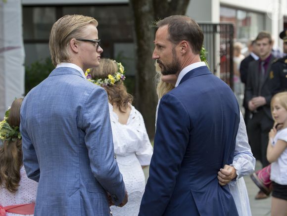 Dans l'attente de son procès prévu pour 2026, , le prince héritier Haakon s'est finalement directement adressé à la presse quant à cette affaire : "Toutes les personnes impliquées dans cette affaire trouvent cela difficile et éprouvant".

Le prince Haakon, Marius Borg Hoiby - La famille royale de Norvège lors de la garden party du jubilé des 25 ans de règne du roi Harald de Norvège à Trondheim le 23 juin 2016.