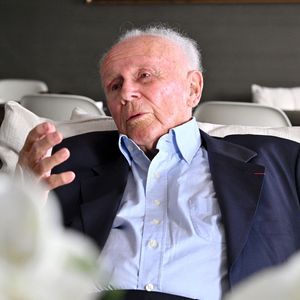 Exclusif - Philippe Bouvard, journaliste français, écrivain, homme de radio et de télévision, à son domicile, en interview télé avec le journaliste producteur Cyril Viguier à Cannes, le 27 février 2025. 
Ces derniers secrets, il se confie a Cyril Viguier dans une emission diffusée dans le monde entier.

﻿A 95 ans, Philippe Bouvard a décidé de raccrocher et de prendre sa retraite !
Avant d’interrompre définitivement ses activités, l’animateur des « Grosses têtes », auteur de 69 livres et qui réside à maintenant à Cannes, raconte ses souvenirs à Cyril Viguier, au cours d’un Talk qui sera diffusée le 3 et 6 mai première émission et le 10 et 13 mai deuxième émission  sur TV5 Monde et sur RTL, une radio dont il fut, durant plusieurs décennies, l’animateur fétiche.

De René Cotty au Général de Gaulle, de Mitterrand à Sarkozy en passant par Giscard, qu’il soupçonne de « lui avoir coller un contrôle fiscal ! », Bouvard dévoile ses derniers secrets et raconte ses rencontres savoureuses avec tous les Présidents.

D’une République à l’autre, il raconte aussi à Cyril Viguier ses anecdotes drôles et inédites, souvent caustiques, parfois rugueuses, avec les grandes Icônes Françaises: Bardot, Delon, Aznavour etc…

© Bruno Bebert/Bestimage