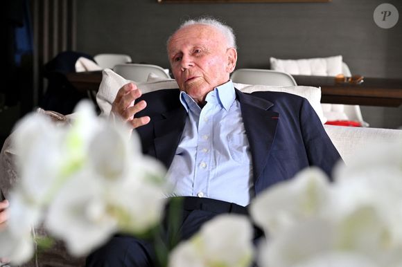 Exclusif - Philippe Bouvard, journaliste français, écrivain, homme de radio et de télévision, à son domicile, en interview télé avec le journaliste producteur Cyril Viguier à Cannes, le 27 février 2025. 
Ces derniers secrets, il se confie a Cyril Viguier dans une emission diffusée dans le monde entier.

﻿A 95 ans, Philippe Bouvard a décidé de raccrocher et de prendre sa retraite !
Avant d’interrompre définitivement ses activités, l’animateur des « Grosses têtes », auteur de 69 livres et qui réside à maintenant à Cannes, raconte ses souvenirs à Cyril Viguier, au cours d’un Talk qui sera diffusée le 3 et 6 mai première émission et le 10 et 13 mai deuxième émission  sur TV5 Monde et sur RTL, une radio dont il fut, durant plusieurs décennies, l’animateur fétiche.

De René Cotty au Général de Gaulle, de Mitterrand à Sarkozy en passant par Giscard, qu’il soupçonne de « lui avoir coller un contrôle fiscal ! », Bouvard dévoile ses derniers secrets et raconte ses rencontres savoureuses avec tous les Présidents.

D’une République à l’autre, il raconte aussi à Cyril Viguier ses anecdotes drôles et inédites, souvent caustiques, parfois rugueuses, avec les grandes Icônes Françaises: Bardot, Delon, Aznavour etc…

© Bruno Bebert/Bestimage