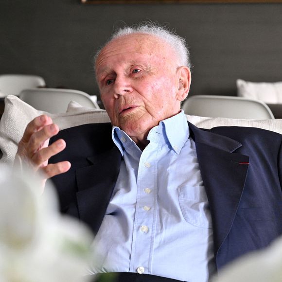 Exclusif - Philippe Bouvard, journaliste français, écrivain, homme de radio et de télévision, à son domicile, en interview télé avec le journaliste producteur Cyril Viguier à Cannes, le 27 février 2025. 
Ces derniers secrets, il se confie a Cyril Viguier dans une emission diffusée dans le monde entier.

﻿A 95 ans, Philippe Bouvard a décidé de raccrocher et de prendre sa retraite !
Avant d’interrompre définitivement ses activités, l’animateur des « Grosses têtes », auteur de 69 livres et qui réside à maintenant à Cannes, raconte ses souvenirs à Cyril Viguier, au cours d’un Talk qui sera diffusée le 3 et 6 mai première émission et le 10 et 13 mai deuxième émission  sur TV5 Monde et sur RTL, une radio dont il fut, durant plusieurs décennies, l’animateur fétiche.

De René Cotty au Général de Gaulle, de Mitterrand à Sarkozy en passant par Giscard, qu’il soupçonne de « lui avoir coller un contrôle fiscal ! », Bouvard dévoile ses derniers secrets et raconte ses rencontres savoureuses avec tous les Présidents.

D’une République à l’autre, il raconte aussi à Cyril Viguier ses anecdotes drôles et inédites, souvent caustiques, parfois rugueuses, avec les grandes Icônes Françaises: Bardot, Delon, Aznavour etc…

© Bruno Bebert/Bestimage