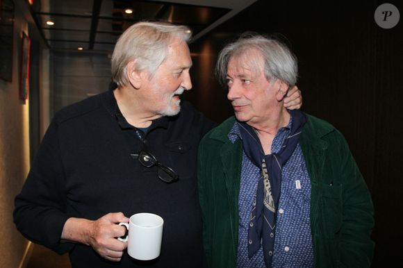 Derrière sa vie paisible aux côtés de Chantal, Jean-Jacques cache cette blessure intime, source d’une nostalgie persistante qui nourrit encore aujourd’hui son inspiration artistique.

Jean-Jacques Debout et Hervé Vilard au spectacle de Chantal Goya "50 ans d'amour" au palais des Congrès à Paris le 25 mai 2025. © Philippe Baldini / Bestimage
