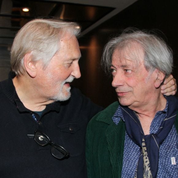 Derrière sa vie paisible aux côtés de Chantal, Jean-Jacques cache cette blessure intime, source d’une nostalgie persistante qui nourrit encore aujourd’hui son inspiration artistique.

Jean-Jacques Debout et Hervé Vilard au spectacle de Chantal Goya "50 ans d'amour" au palais des Congrès à Paris le 25 mai 2025. © Philippe Baldini / Bestimage