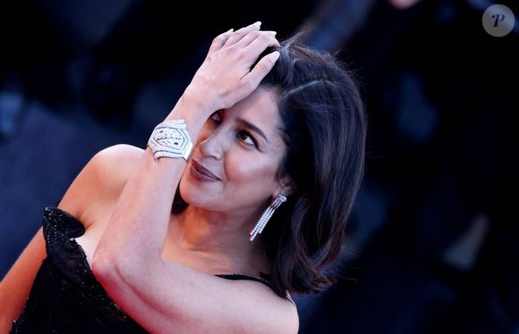 Pour parfaire ce look, l'actrice portait des bijoux en diamants de la maison Chaumet, incluant une manchette sculpturale et des boucles d'oreilles pendantes.

Leïla Bekhti - Montée des marches du film " La vénus électrique " pour la cérémonie d'ouverture du 79ème Festival International du Film de Cannes, le 12 mai 2026. 

© Jacovides-Moreau /Bestimage