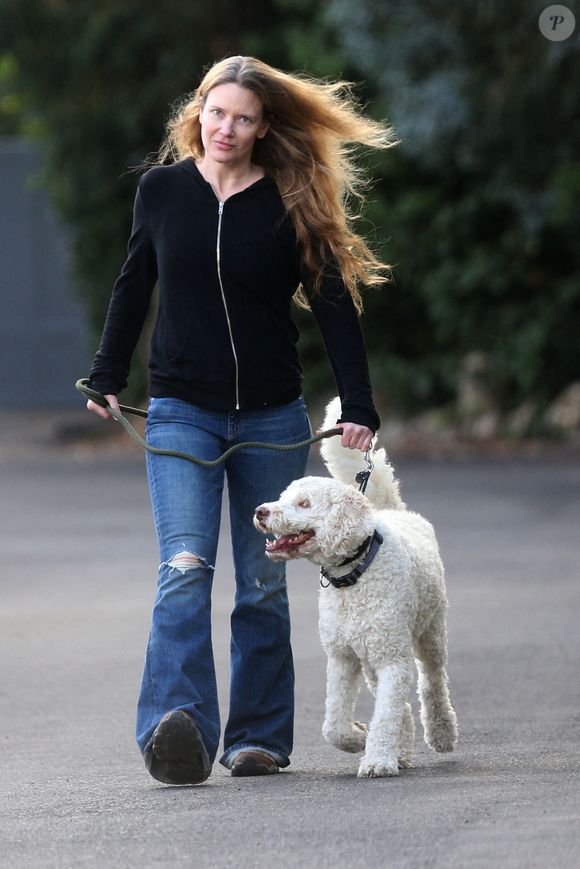 Justine Musk, l'ex-épouse d'Elon Musk, promène son chien alors qu'il a été révélé que l'un de leurs fils ne souhaitait plus être lié à leur père et avait changé son nom en Vivian. Los Angeles, CA, USA le 22 juin 2022. Splash News/ABACA
