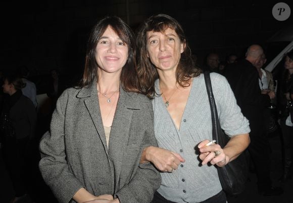 Avec ces quelques photos et mots en légende, Charlotte Gainsbourg prouve que son lien avec Kate Barry est éternel.

Charlotte Gainsbourg et Kate Barry - Paris le , 25 09 2013 - Inauguration de la galerie cinema de Anne Dominique Toussaint et vernissage de l'exposition " Point of View " de Kate Barry.

©BestImage