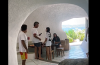 Clotilde Courau partage une vidéo d'Emmanuel-Philibert de Savoie avec leurs deux filles dans sa villa de Cavallo à l'occasion des 20 ans de Luisa. 16 août 2026