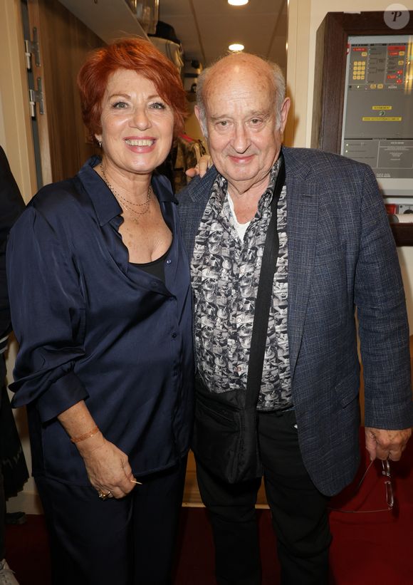 Véronique Genest et Michel Jonasz - Anniversaire surprise de Popeck à l'occasion de ses 90 ans sur la scène du théâtre de Passy à Paris le 18 mai 2025. © Coadic Guirec/Bestimage