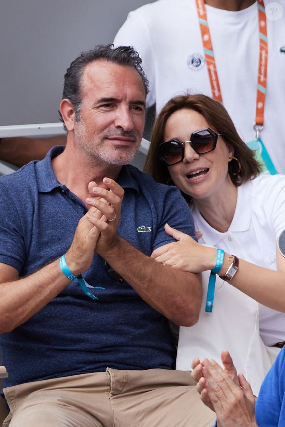 Jean Dujardin et Nathalie Péchalat - Célébrités en tribunes des Internationaux de France de tennis de Roland Garros 2023 à Paris le 11 juin 2023. © Jacovides-Moreau/Bestimage
