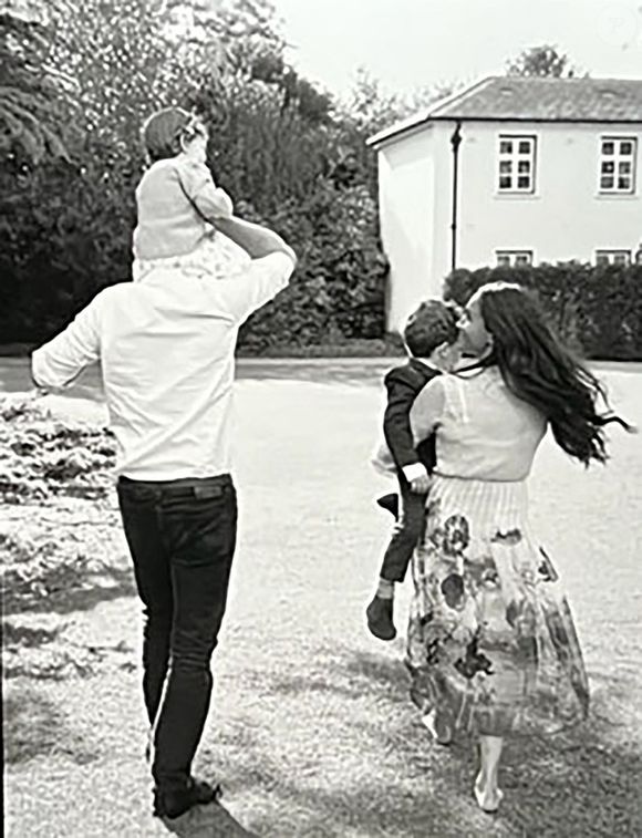 Archie et Lilibet, 5 et 3 ans, fruits de son mariage avec le prince Harry

Le prince Harry, duc de Sussex et Meghan Markle, duchesse de Sussex, dévoilent des photos et des vidéos inédites de leur fils Archie dans "Harry & Meghan" (Netflix). La jeune famille peut également être vue dans un court vidéo-clip célébrant le premier anniversaire de Lilibet, avec Archie effronté grimpant sur la table pour aider sa petite sœur à souffler les bougies sur un énorme gâteau. Dans le sixième épisode, la princesse Eugénie rend visite à son cousin Harry aux États-Unis, le rejoignant pour un moment de complicité avec Archie sur la plage. Le 15 décembre 2022. Backgrid UK/ Bestimage