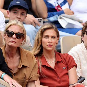 Denis Brogniart, sa femme Hortense Brogniart, Ophélie Meunier et son mari Mathieu Vergne - Dernier match de sa carrière pour R.Gasquet, battu par J.Sinner (6-3, 6-0, 6-4) lors des Internationaux de France de Tennis de Roland Garros 2025, le 29 mai 2025. 
© Jacovides / Moreau / Bestimage