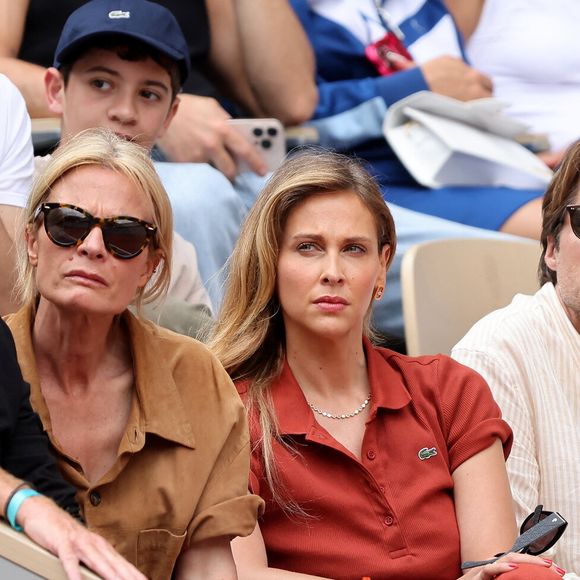 Denis Brogniart, sa femme Hortense Brogniart, Ophélie Meunier et son mari Mathieu Vergne - Dernier match de sa carrière pour R.Gasquet, battu par J.Sinner (6-3, 6-0, 6-4) lors des Internationaux de France de Tennis de Roland Garros 2025, le 29 mai 2025. 
© Jacovides / Moreau / Bestimage