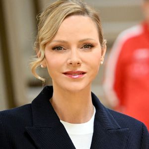 Elle a remporté les championnats juniors d’Afrique du Sud et a représenté son pays aux Jeux Olympiques de Sydney en 2000.

 La princesse Charlene de Monaco a rendu hommage à la présidente et fondatrice de Special Olympics Monaco en baptisant un gymnase scolaire du Stade Louis II de son nom, Mireille Calmes, en présence de son fils Jean François Calmes et son petit fils Anton, le 18 octobre 2025. © Bruno Bebert/Bestimage