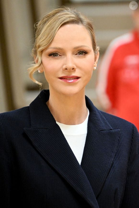 Elle a remporté les championnats juniors d’Afrique du Sud et a représenté son pays aux Jeux Olympiques de Sydney en 2000.

 La princesse Charlene de Monaco a rendu hommage à la présidente et fondatrice de Special Olympics Monaco en baptisant un gymnase scolaire du Stade Louis II de son nom, Mireille Calmes, en présence de son fils Jean François Calmes et son petit fils Anton, le 18 octobre 2025. © Bruno Bebert/Bestimage