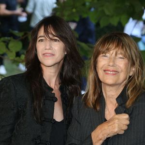 Charlotte Gainsbourg et Jane Birkin lors de la séance photo « Jane By Charlotte » dans le cadre du 14e Festival du film d'Angoulême, à Angoulême, en France, le 27 août 2021. Photo de Jérôme Domine/ABACAPRESS.COM