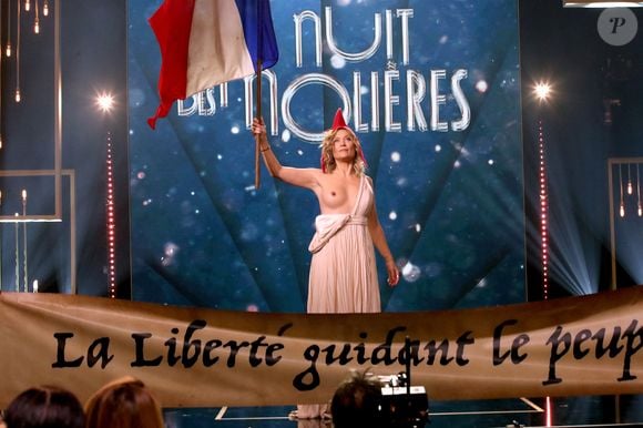Caroline Vigneaux (sein nu) - Intérieur - 36ème cérémonie des Molières aux Folies Bergère à Paris le 28 avril 2025. © Bertrand Rindoff / Bestimage