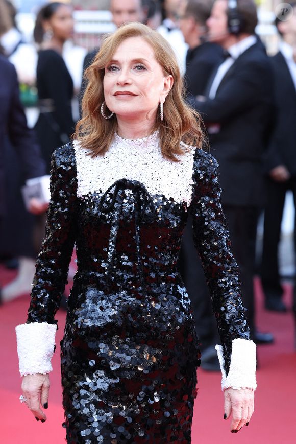 Isabelle Huppert sur le tapis rouge de la cérémonie de clôture du 79ème Festival de Cannes au Palais des Festivals le 23 mai 2026 à Cannes, France. Photo by Jerome Domine/Abaca