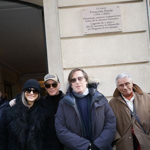 Disparue en juin 2024 à l’âge de 80 ans, la chanteuse avait marqué le public par son œuvre et sa lutte contre la maladie.

Étienne Daho, Thomas Dutronc et Jean-Marie Périer - Dévoilement d'une plaque commémorative en hommage à Françoise Hardy (veille de ce qui aurait été le 82ème anniversaire) apposée sur la façade du 24 rue d'Aumale à Paris, France, le 16 janvier 2026, où la chanteuse a vécu son enfance et son adolescence jusqu'à ses premiers succès. En présence des élèves du département théâtre et jazz du Conservatoire municipal Nadia et Lili Boulanger. © Coadic Guirec/Bestimage