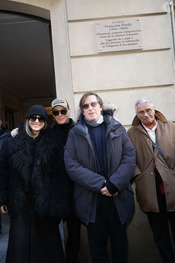 Disparue en juin 2024 à l’âge de 80 ans, la chanteuse avait marqué le public par son œuvre et sa lutte contre la maladie.

Étienne Daho, Thomas Dutronc et Jean-Marie Périer - Dévoilement d'une plaque commémorative en hommage à Françoise Hardy (veille de ce qui aurait été le 82ème anniversaire) apposée sur la façade du 24 rue d'Aumale à Paris, France, le 16 janvier 2026, où la chanteuse a vécu son enfance et son adolescence jusqu'à ses premiers succès. En présence des élèves du département théâtre et jazz du Conservatoire municipal Nadia et Lili Boulanger. © Coadic Guirec/Bestimage