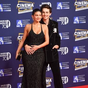 Plus indépendante aujourd'hui, la belle a fait le pari de se lover dans les bras d'un homme aux antipodes des standards musclés d'Hollywood...  qui plus est, à moitié français !

Kylie Jenner et Timothée Chalamet participent à la séance photo organisée dans le cadre de la 70e cérémonie des David di Donatello, aux studios Cinecittà, le 7 mai 2025 à Rome, en Italie. Photo de Vincenzo Landi/Ipa/Abaca