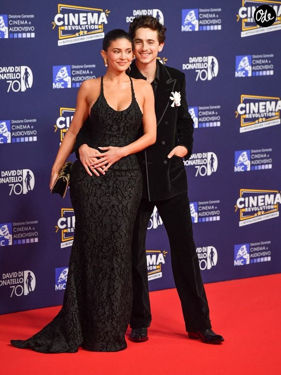 Plus indépendante aujourd'hui, la belle a fait le pari de se lover dans les bras d'un homme aux antipodes des standards musclés d'Hollywood...  qui plus est, à moitié français !

Kylie Jenner et Timothée Chalamet participent à la séance photo organisée dans le cadre de la 70e cérémonie des David di Donatello, aux studios Cinecittà, le 7 mai 2025 à Rome, en Italie. Photo de Vincenzo Landi/Ipa/Abaca