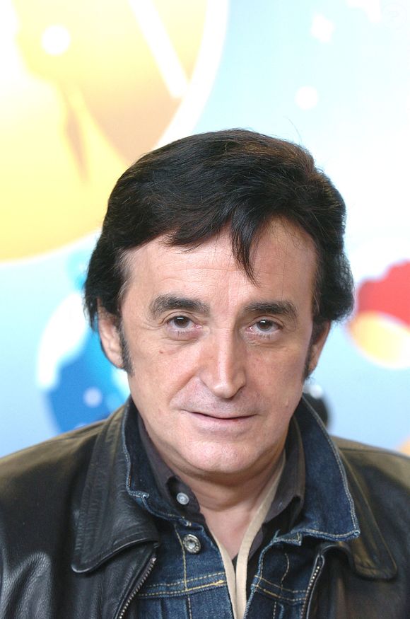 Le chanteur français Dick Rivers lors de la soirée de Noël de Disneyland Paris à Marne la Vallée le 6 novembre 2004. Photo par Bruno Klein/ABACA.