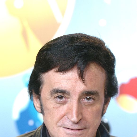 Le chanteur français Dick Rivers lors de la soirée de Noël de Disneyland Paris à Marne la Vallée le 6 novembre 2004. Photo par Bruno Klein/ABACA.
