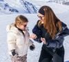 Et de compléter : "J’ai une enfant de trois ans qui me met à l’amende (me fait la misère ndlr) tous les soirs, elle me dit ‘je veux que tu dormes à côté de moi'. Donc en fait, je fais semblant de m’endormir à ses côtés sur le matelas par terre".
Vitaa immortalisée avec sa fille Noa - (Capture d'écran Instagram - février 2025)