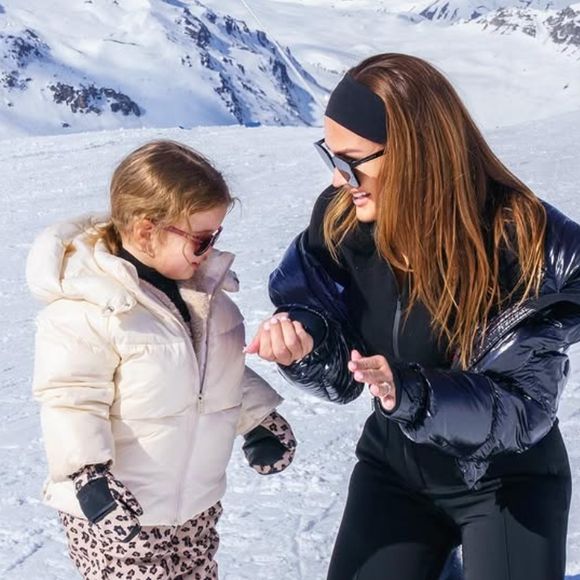 Et de compléter : "J’ai une enfant de trois ans qui me met à l’amende (me fait la misère ndlr) tous les soirs, elle me dit ‘je veux que tu dormes à côté de moi'. Donc en fait, je fais semblant de m’endormir à ses côtés sur le matelas par terre".

Vitaa immortalisée avec sa fille Noa - (Capture d'écran Instagram - février 2025)