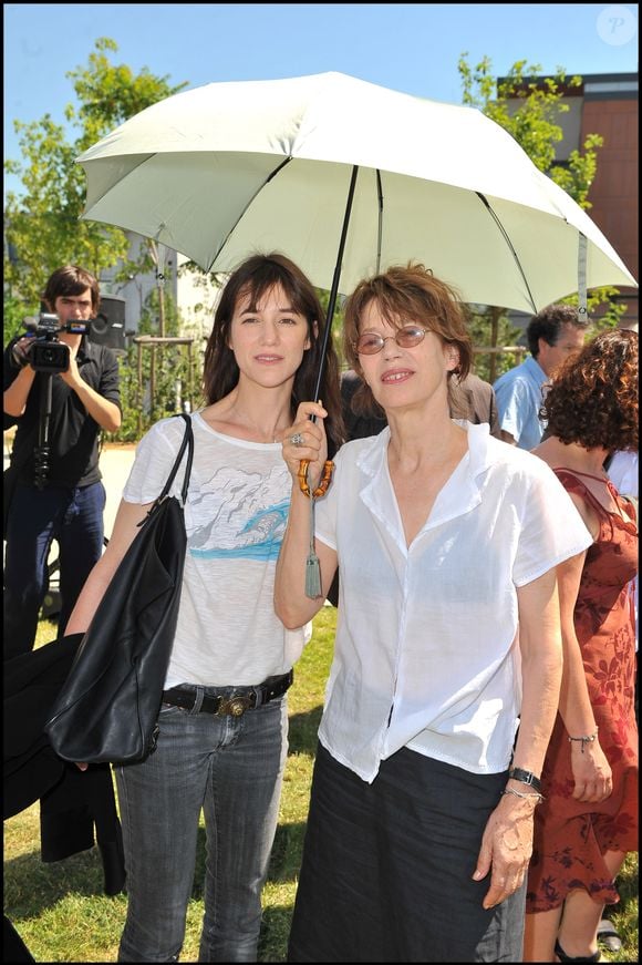 Jane Birkin et Charlotte Gainsbourg - Inauguration du jardin Serge Gainsbourg porte des Lilas Guillaume Gaffiot/Bestimage