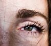 Après 50 ans, le mascara peut parfois ne pas suffire à ouvrir le regard si les cils manquent de courbure dès la racine.

© Chad Kirchoff / Unsplash