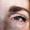 Un regard plus jeune dès 50 ans : un simple coton-tige suffit pour recourber vos cils à la racine