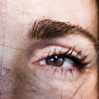Un regard plus jeune dès 50 ans : un simple coton-tige suffit pour recourber vos cils à la racine
