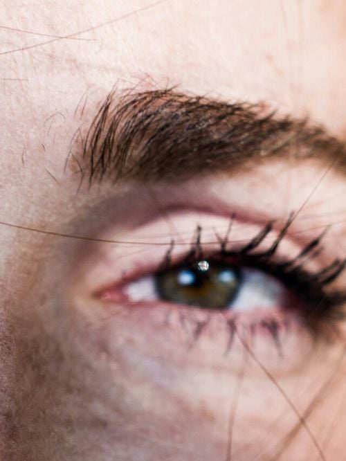 Un regard plus jeune dès 50 ans : un simple coton-tige suffit pour recourber vos cils à la racine