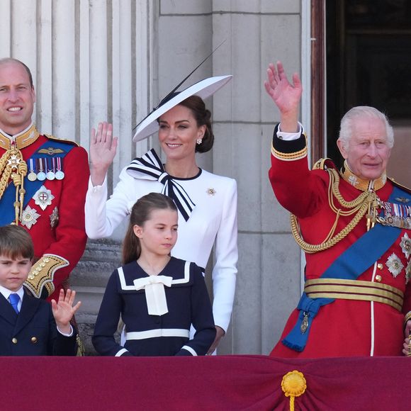 Le prince George, le prince Louis, la princesse Charlotte, le prince William, prince de Galles, Catherine Kate Middleton, princesse de Galles, le roi Charles III d'Angleterre, la reine consort Camilla - Les membres de la famille royale britannique au balcon du Palais de Buckingham lors de la parade militaire "Trooping the Colour" à Londres.
© Julien Burton / Bestimage