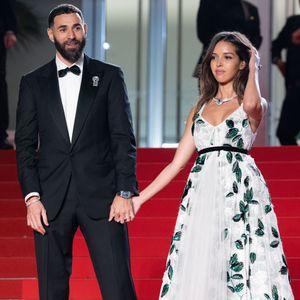 Mariage - Karim Benzema et Lyna Khoudri vont se marier le week-end du 5 et 6 juillet en Corse  - Karim Benzema et sa compagne Lyna Khoudri à la descente des marches du film « 13 jours 13 nuits » lors du 78ème Festival International du Film de Cannes. Le 23 mai 2025
© Olivier Borde/ Bestimage