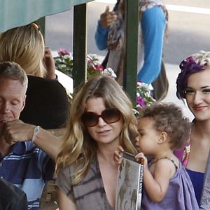 Ellen Pompeo et son mari Chris Ivery avec leur fille Stella en californie le 6 aout 2011.
© Fame picture / Bestimage