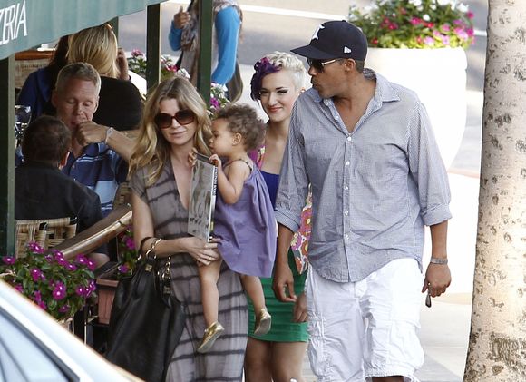 Ellen Pompeo et son mari Chris Ivery avec leur fille Stella en californie le 6 aout 2011.
© Fame picture / Bestimage